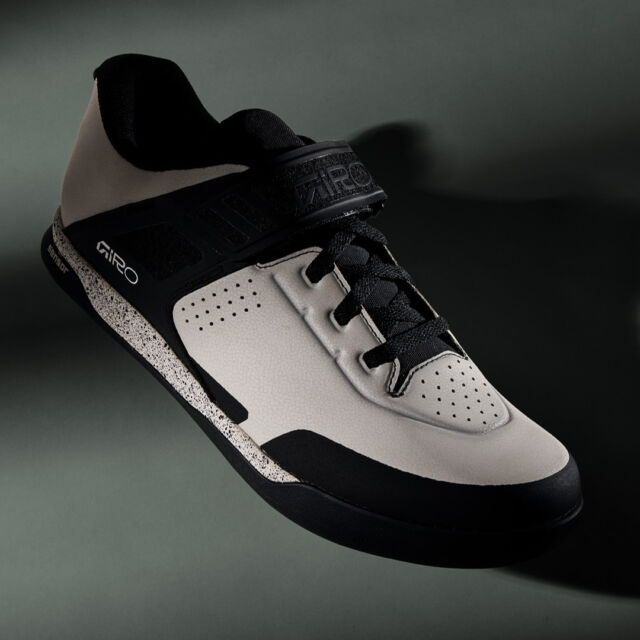 La nuovissima Chamber III è stata riprogettata con un’attenzione maniacale ai feedback ricevuti dai migliori trail rider al mondo.
 Più leggera e più traspirante, ma anche più resistente rispetto alle versioni precedenti, questa scarpa è pronta a lanciarsi in discesa offrendo un’efficiente trasmissione di potenza.
 Con Chamber III, potrai trasferire potenza prolungata e costante ai pedali durante ogni sfida.

 bit.ly/chamber-III 

Giro distribuito da Bonin Bike & Accessories.
@girocycling #wedesignforsport